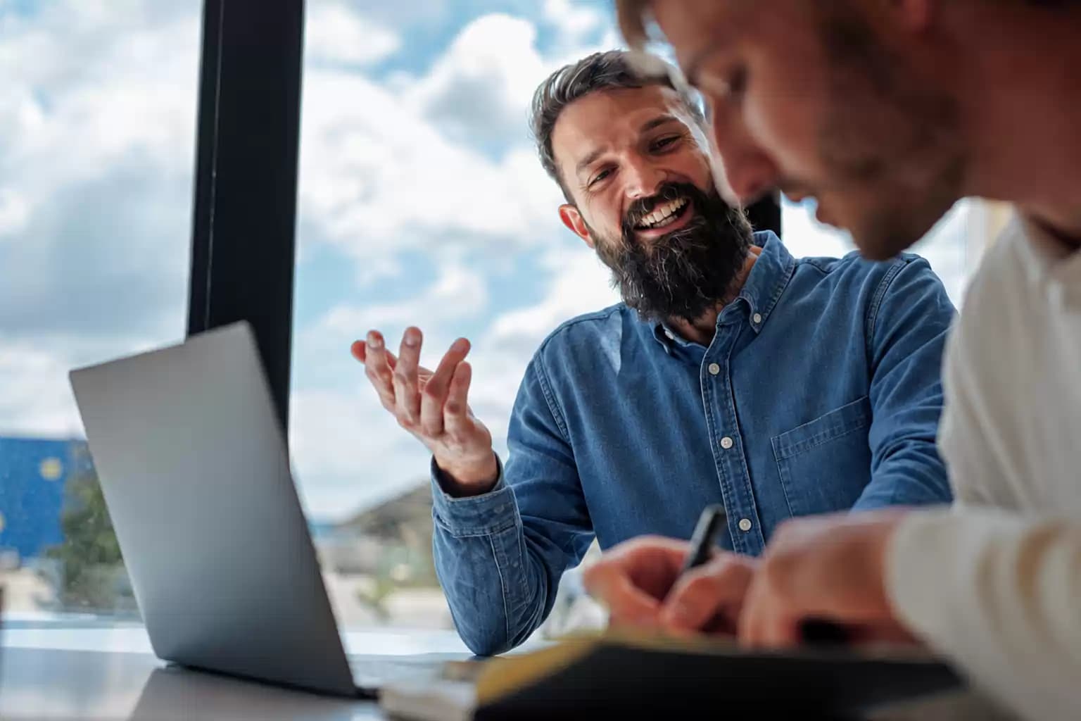 Twee mensen bespreken samen hun voorbereiding bij een laptop